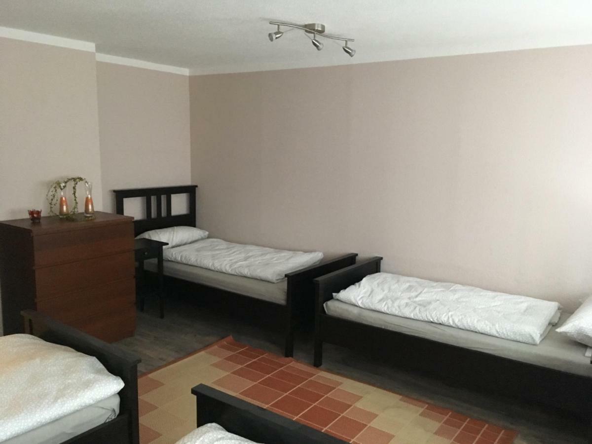 Gasthaus Kaiserhof, Zimmer & Appartament Бутадинген Екстериор снимка